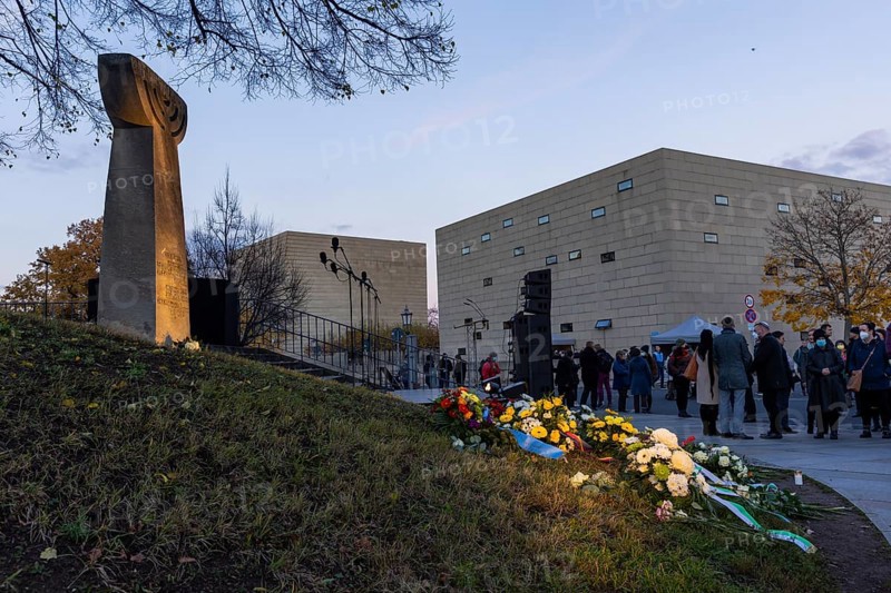 On the occasion of the 83rd anniversary of the Reich Pogrom Night, the commemoration ceremony took place at the Brühlscher Garten stele, Hasenberg, on Tuesday, 9 November 2021, at 3.30 pm. This is where the Dresden synagogue designed by Gottfried Semper and inaugurated in 1840 stood until it was destroyed in the Night of Broken Glass