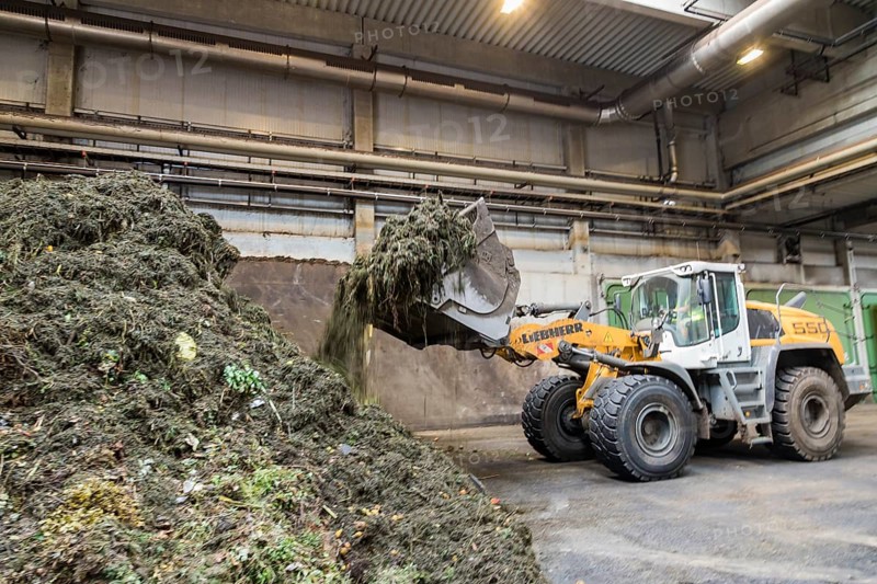 A wheel loader is used to move the biowaste delivered to the MVV biogas plant in Dresden, piling up the dimensions and then transporting them to the hermetically sealed fermentation rooms. There, the gas produced is discharged and the resulting product, humus, can be further processed