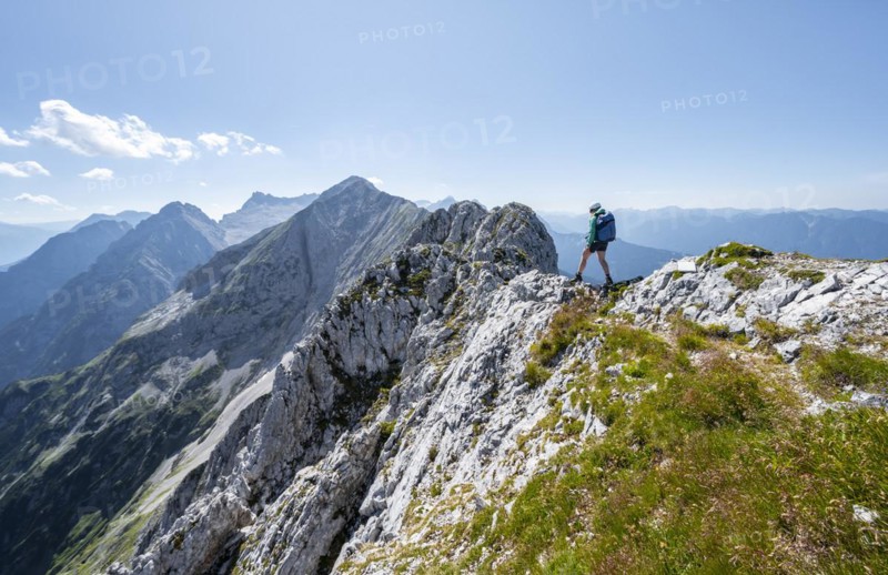 Mountaineer on the summit ridge, Wettersteinkamm, Westliche Wettersteinspitze, Wetterstein Mountains, Bavaria, Germany, Europe