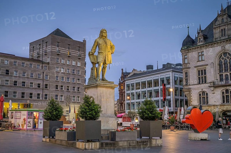 Handel Monument, Market Square, Halle an der Saale, Saxony-Anhalt, Germany, Europe