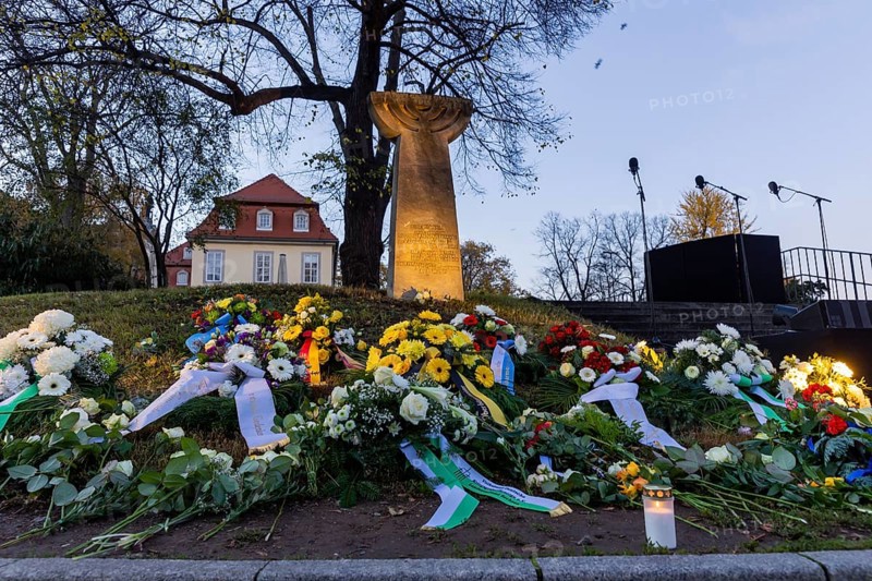 On the occasion of the 83rd anniversary of the Reich Pogrom Night, the commemoration ceremony took place at the Brühlscher Garten stele, Hasenberg, on Tuesday, 9 November 2021, at 3.30 pm. This is where the Dresden synagogue designed by Gottfried Semper and inaugurated in 1840 stood until it was destroyed in the Night of Broken Glass