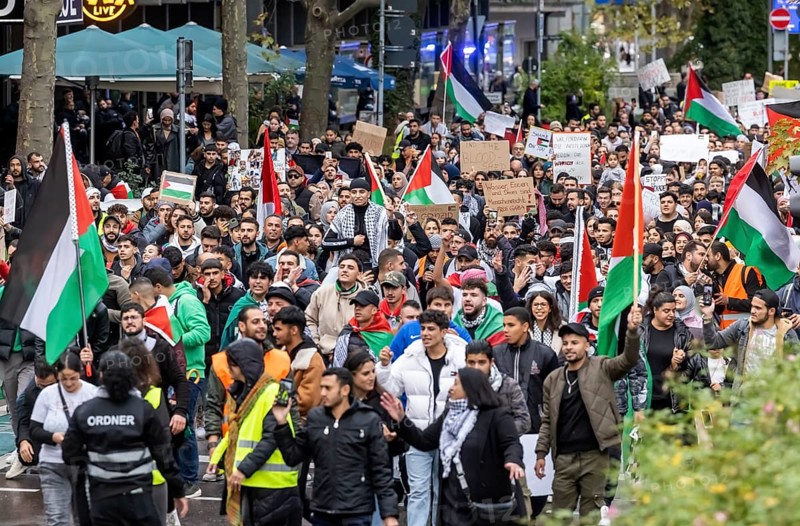 Rally of pro-Palestinian demonstrators. They demand an end to the oppression of the Palestinians and a stop to what they called genocide. Police were on the scene with a strong contingent, Stuttgart, Baden-Württemberg, Germany, Europe