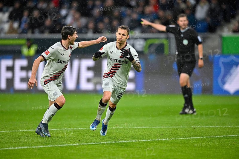 Goal celebration Alejandro Grimaldo Bayer 04 Leverkusen (20) gestures, gesture, with Jonas Hofmann Bayer 04 Leverkusen, in the background referee Frank Willenborg indicates kick-off, PreZero Arena, Sinsheim, Baden-Württemberg, Germany, Europe
