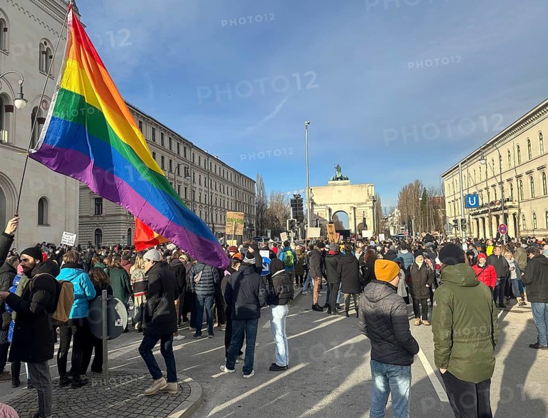 LGBTQ flag, crowd at the demonstration against right-wing extremism in front of the Siegestor in Munich, protest against the AFD, Munich, Bavaria, Germany, Europe