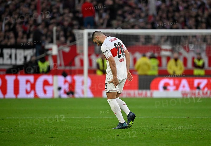 Change, substitution, Deniz Undav VfB Stuttgart (26) has to leave the pitch injured, injury, grabs his thigh, MHPArena, MHP Arena Stuttgart, Baden-Württemberg, Germany, Europe