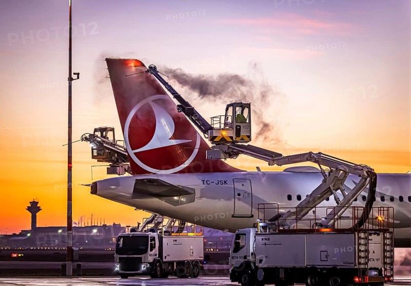 Frost at the airport, a Turkish Airlines aircraft is de-iced in front of sunrise. Airbus A321-231, Fraport, Frankfurt am Main, Hesse, Germany, Europe