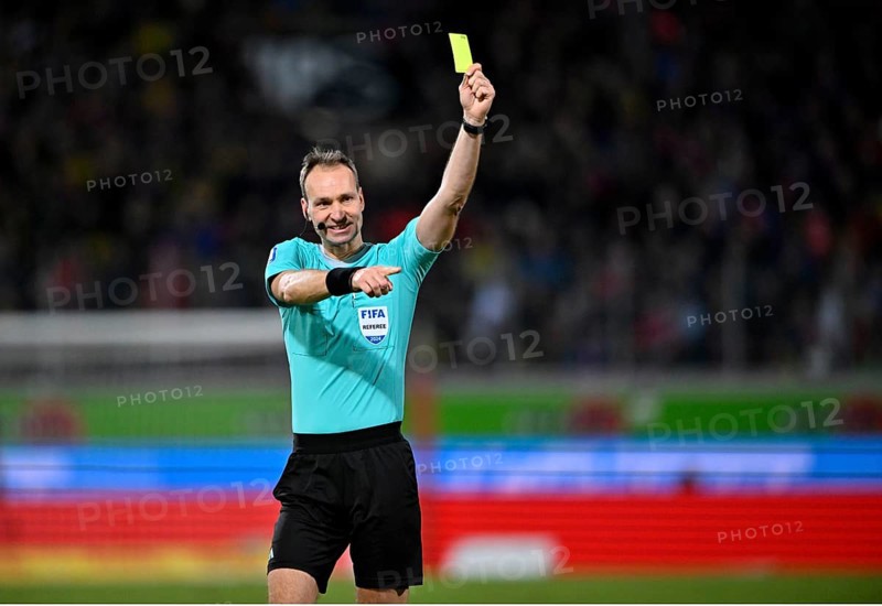 Referee Bastian Dankert, gesture, gesture, shows yellow card, warning, Voith-Arena, Heidenheim, Baden-Württemberg, Germany, Europe