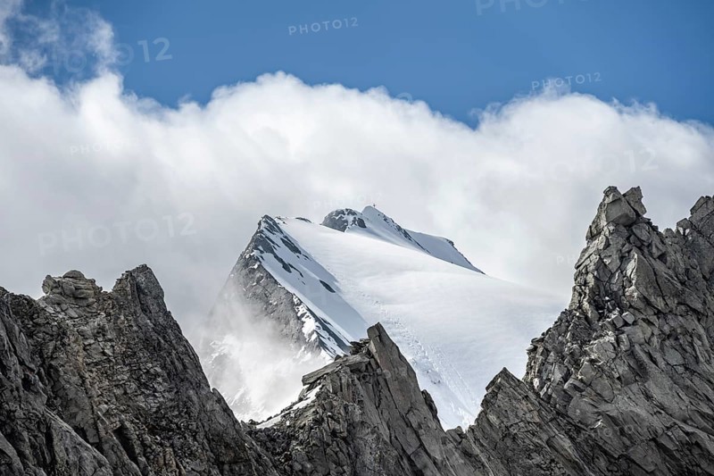 Rocky ridge on the glaciated mountain peak GroÃŸer Möseler, glacier Furtschaglkees, Berliner Höhenweg, Zillertal Alps, Tyrol, Austria, Europe