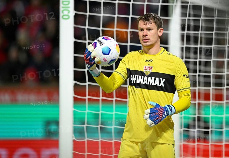 Goalkeeper Alexander Nübel VfB Stuttgart (33) with ball, Voith-Arena, Heidenheim, Baden-Württemberg, Germany, Europe
