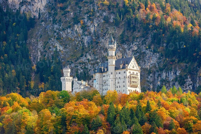 Neuschwanstein Castle in autumn, Schwangau, OstallgÃ¤u, AllgÃ¤u, Swabia, Upper Bavaria, Bavaria, Germany, Europe