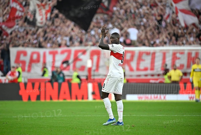 Substitution after hat-trick, Serhou Guirassy VfB Stuttgart (09) in front of banner SPITZENREITER, MHPArena, MHP Arena Stuttgart, Baden-Württemberg, Germany, Europe