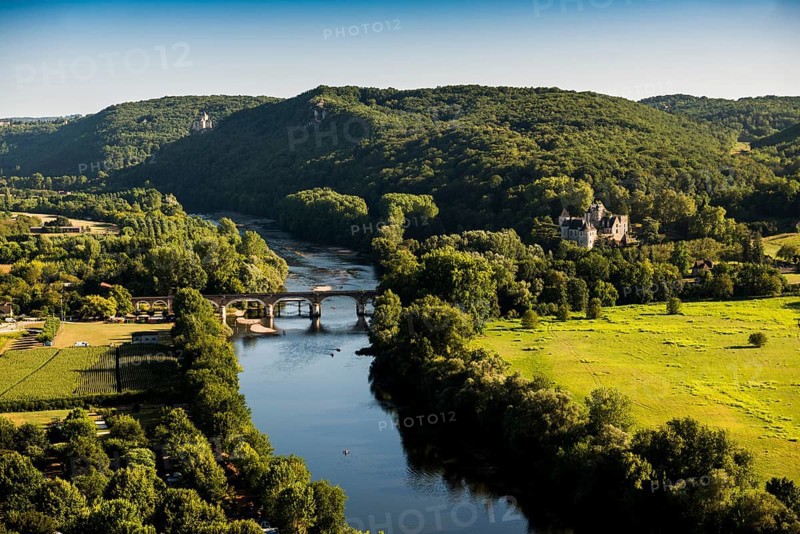 River and castles, near La Roque-Gageac, Dordogne, Périgord, Département Dordogne, Region Nouvelle-Aquitaine, France, Europe