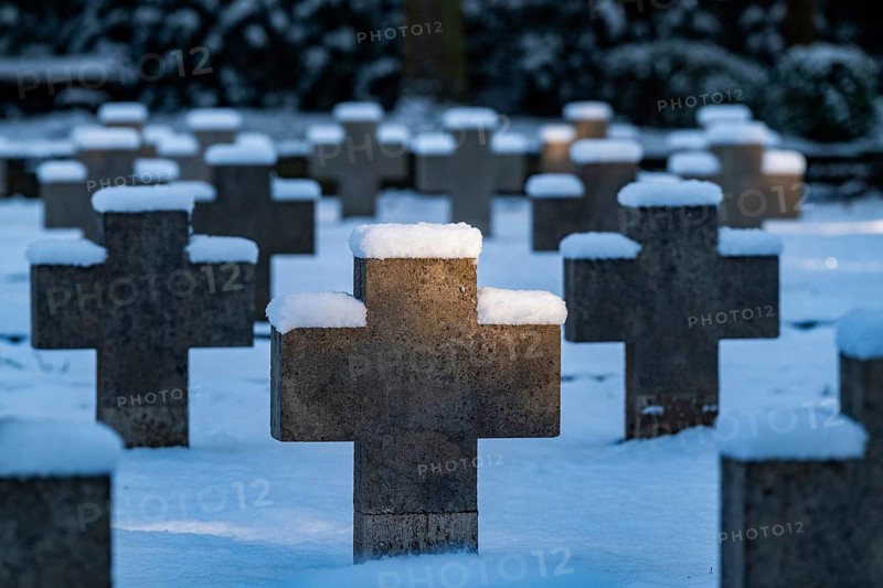 Crosses of a war cemetery from the Second World War in the snow, Südwest-Kirchhof, historic cemetery in Stahnsdorf, Potsdam-Mittelmark, Brandenburg, Germany, Europe