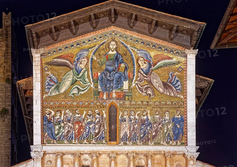 Angels carry Christ in the mandorla to heaven, mosaic with Ascension of Christ and Apostles, San Ferdiano, Lucca, Tuscany, Italy, Europe