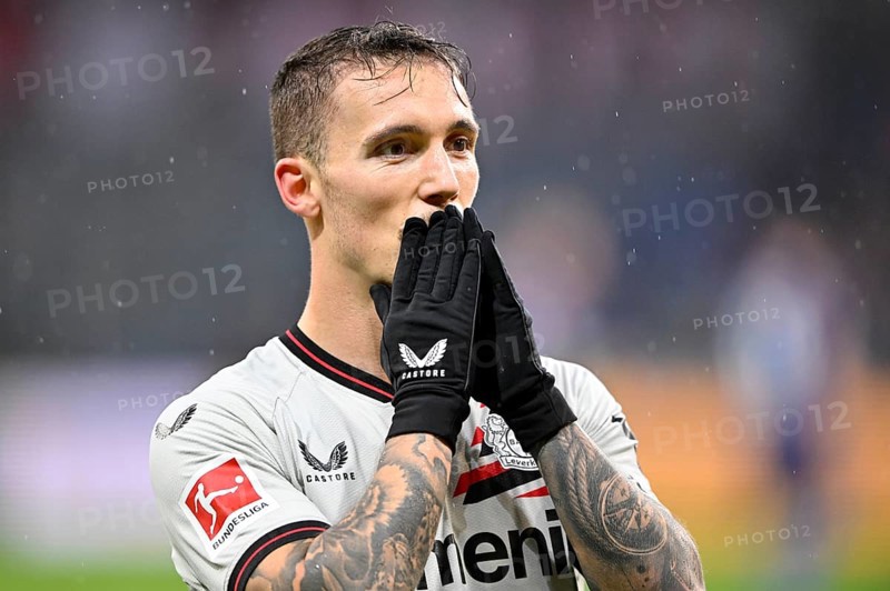 Goal celebration Alejandro Grimaldo Bayer 04 Leverkusen (20) Gesture, gesture, kiss, Flying Kiss, PreZero Arena, Sinsheim, Baden-Württemberg, Germany, Europe
