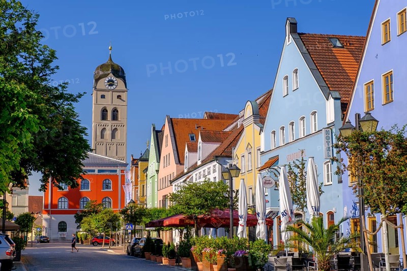 Facade of the savings bank, tower of St. Johannes, colourful houses, Lange Zeile, Erding, Upper Bavaria, Bavaria, Germany, Europe