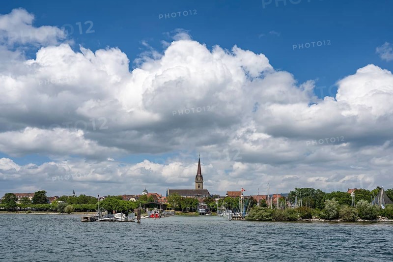 View of the harbour entrance from WÃ¤schbruckhafen and the Radolfzell Minster, Radolfzell on Lake Constance, Konstanz district, Baden-Württemberg, Germany, Europe
