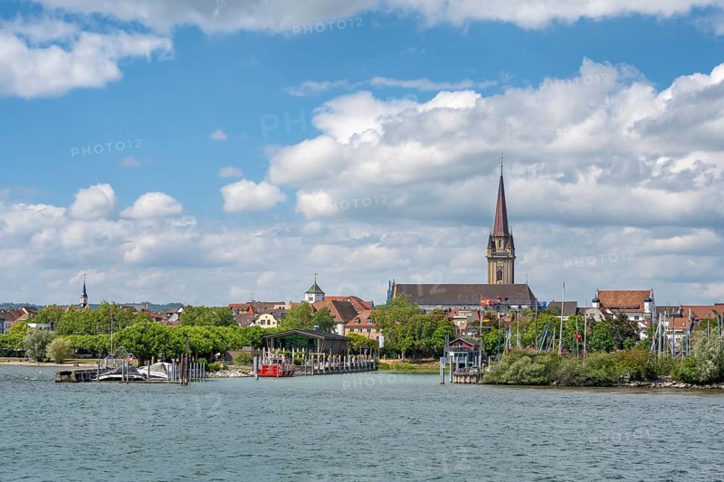 View of the harbour entrance from WÃ¤schbruckhafen and the Radolfzell Minster, Radolfzell on Lake Constance, Konstanz district, Baden-Württemberg, Germany, Europe