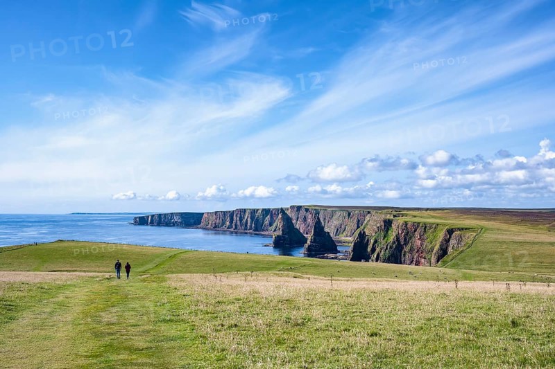 Two tourists hiking to the Duncansby Stacks on the north-eastern tip of Scotland, County Caithness, Scotland, United Kingdom, Europe