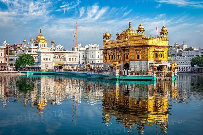 Sikh gurdwara Golden Temple (Harmandir Sahib) and water tank. Holy place of Sikihism. Amritsar, Punjab, India, Asia