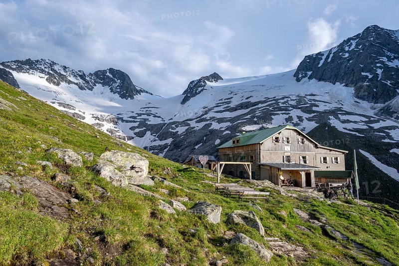 Mountain landscape with mountain hut Greizer Hütte in the evening light, mountain basin with snow and glacier Floitenkees, summit Westliche and Östliche Floitenspitze, Greizer Hütte, Berliner Höhenweg, Zillertal Alps, Tyrol, Austria, Europe