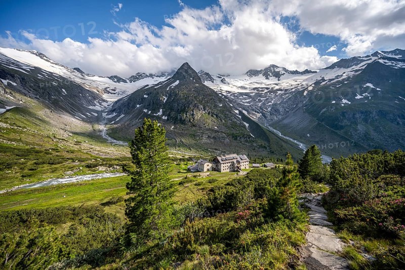 Mountain landscape with hiking trail, mountain hut Berliner Hütte, mountain peak Steinmandl, glacier Waxeggkees and Hornkees, Berliner Höhenweg, Zillertal Alps, Zillertal, Tyrol, Austria, Europe