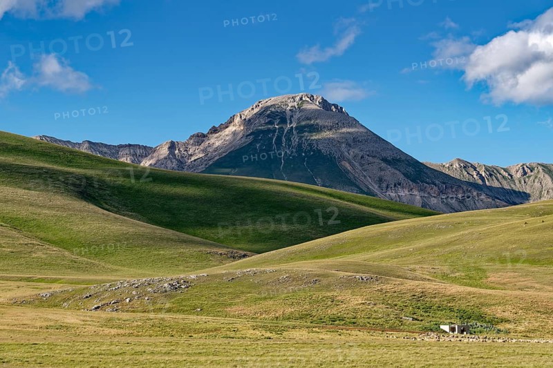 Mountain landscape around the Campo Imperatore high plateau in the Gran Sasso and Monti della Laga National Park in Abruzzo. Apennines, Italy, Southern Europe, Europe