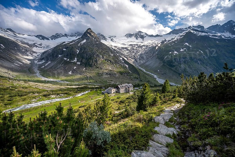 Mountain landscape with hiking trail, mountain hut Berliner Hütte, mountain peak Steinmandl, glacier Waxeggkees and Hornkees, Berliner Höhenweg, Zillertal Alps, Zillertal, Tyrol, Austria, Europe