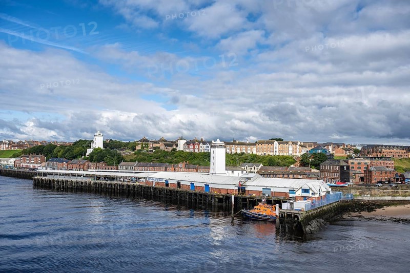 North bank of the River Tyne with the fish market and the Old Low lighthouse, on the left the Fish Quay High lighthouse, North Shields, Newcastle upon Tyne, Northumberland, England, Great Britain