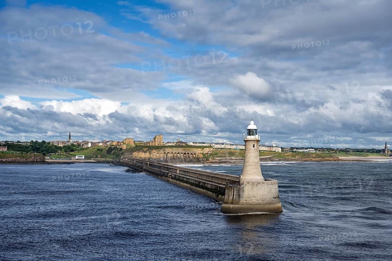 Tynemouth Lighthouse with the ruins of Tynemouth Priory and Castle behind, North Shields, Newcastle upon Tyne, Northumberland, England, United Kingdom, Europe