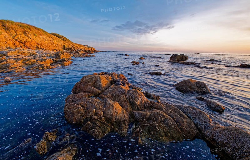 Rocky beach on the Atlantic coast near Kervert on the Rhuys Peninsula in Brittany. Kervert, Sarzeau, Morbihan, France, Europe