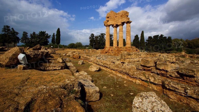 Corner of a temple, columns, chapter, entablature, temple of the Dioscuri, valley of the temples, valle dei templi, Agrigento, Sicily, Italy, Europe