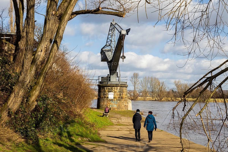 Former Übigau shipyard. A technical monument is a huge iron slewing crane with a lifting capacity of 30 t from 1891, built by Eisenwerk AG Hamburg as the most modern shore crane of its time. It was used to lift the heavy ship engines into the newly built ships