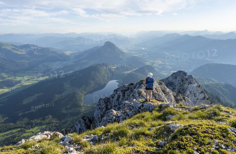 Hintersteiner Lake in the mountains, view from Schaffauer, hiker on a ridge in the mountains, Schaffauer, Wilder Kaiser, Tyrol, Austria, Europe