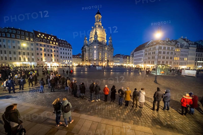 On 13 and 14 February 1945, Dresden was heavily destroyed in three Allied bombing raids. Every year, the people of Dresden commemorate this event in various events. A human chain, here on Neumarkt in front of the Church of Our Lady, was intended to send a signal against the war