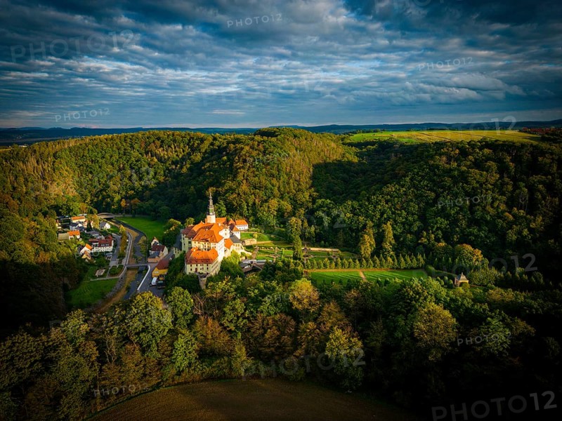 Weesenstein Castle rises on a rocky outcrop of nodular mica schist with quartzite inclusions above the valley of the Müglitz about 3 km south of Dohna in the district of Weesenstein in the municipality of Müglitztal