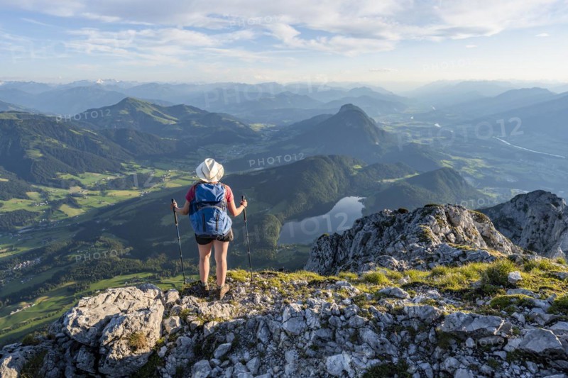Hintersteiner See, view from Schaffauer, hiker on a ridge in the mountains, Schaffauer, Wilder Kaiser, Tyrol, Austria, Europe