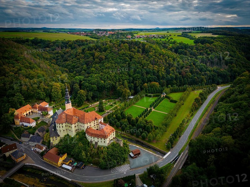 Weesenstein Castle rises on a rocky outcrop of nodular mica schist with quartzite inclusions above the valley of the Müglitz about 3 km south of Dohna in the district of Weesenstein in the municipality of Müglitztal