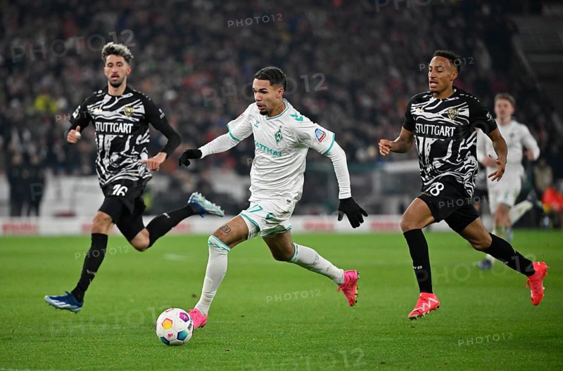 Justin Njinmah SV Werder Bremen SVW (17) on the ball in front of Atakan Karazor VfB Stuttgart (16) and Jamie Leweling VfB Stuttgart (18) MHPArena, MHP Arena Stuttgart, Baden-Württemberg, Germany, Europe