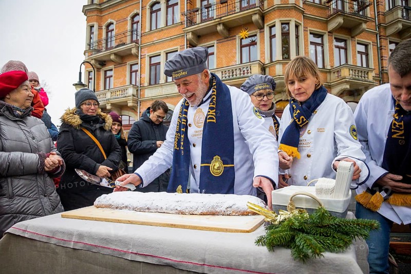 The Elbhangfest Christmas market on Körnerplatz is still an insider's tip in Dresden's Christmas landscape. The Christmas market was opened with the cutting of the stollen by master baker Wippler
