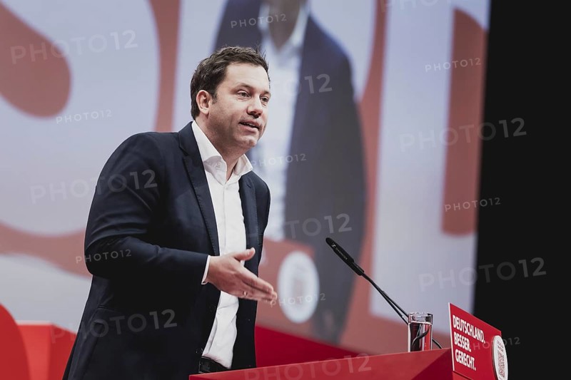 Lars Klingbeil, SPD-Parteivorsitzender, aufgenommen im Rahmen des Bundesparteitages des Sozialdemokratische Partei Deutschland (SPD) in Berlin, 08.12.2023. Von Freitag bis Sonntag beraten die Delegierten ueber aktive Standort- und Industriepolitik, ein J