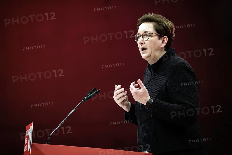 Klara Geywitz, Bundesministerin fuer Wohnen, Stadtentwicklung und Bauwesen, aufgenommen im Rahmen des Bundesparteitages der Sozialdemokratischen Partei Deutschland (SPD) in Berlin, 08.12.2023. Von Freitag bis Sonntag beraten die Delegierten ueber aktive