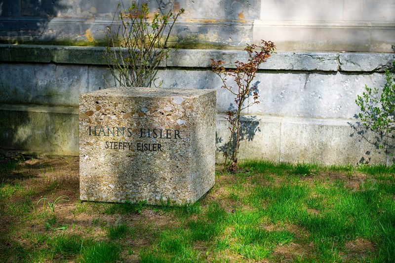 Honorary grave of the composer Hanns Eisler, DorotheenstÃ¤dtischer cemetery, Mitte, Berlin, Berlin, Germany, Europe