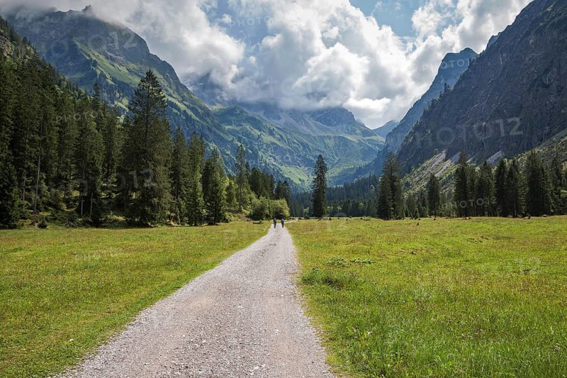 Hiker in the Oytal, near Oberstdorf, AllgÃ¤u Alps, OberallgÃ¤u, AllgÃ¤u, Bavaria, Germany, Europe