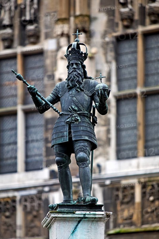 Charlemagne Fountain Monument, Charlemagne Fountain in front of the Town Hall, Old Town, Aachen, North Rhine-Westphalia, Germany, Europe