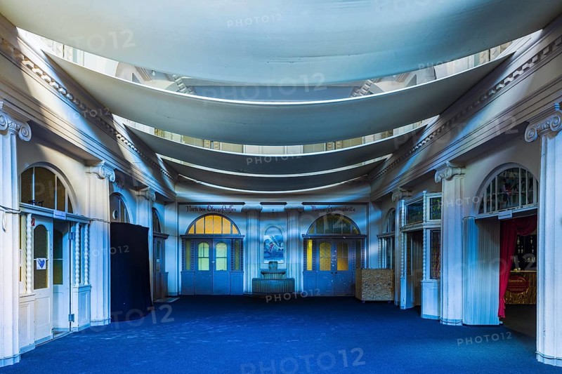 The Stadtbad is a building that was used as an indoor swimming pool for 88 years in the northern suburb of Leipzig. In 2004, the baths were closed due to structural defects. A foundation is working to renovate and revitalise the building. Entrance area