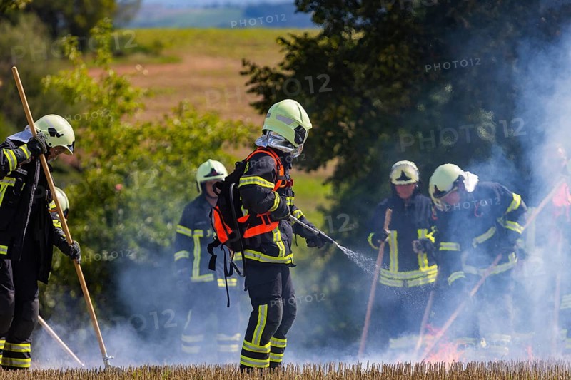During controlled field fires, the firefighters were able to test various extinguishing methods, from the swatter to the jet pipe