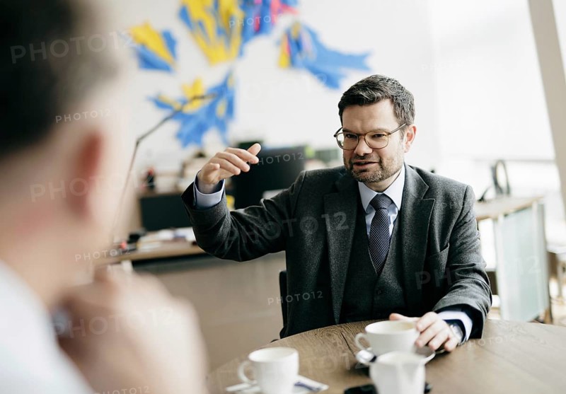 Marco Buschmann (FDP), Bundesminister der Justiz, aufgenommen im Rahmen eines Interview fue NBR in Berlin, 12.12.2023