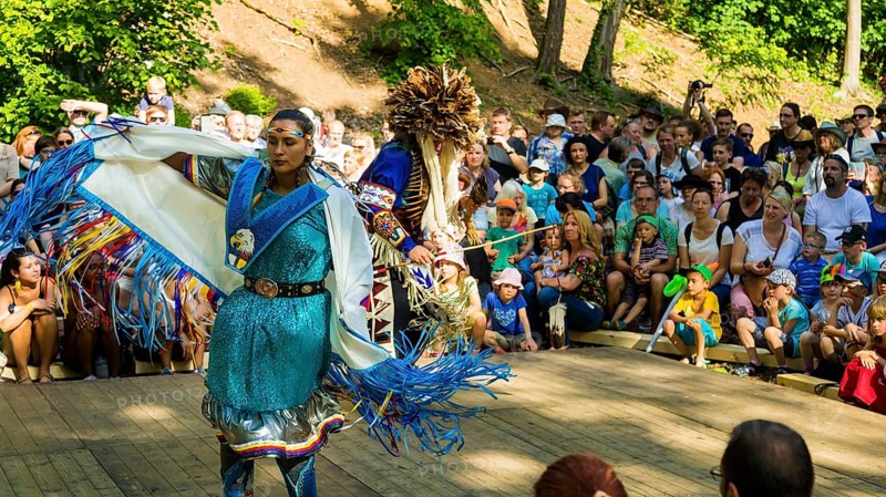 The Karl May Festival has been held every year since 1991 on a weekend in May in the Lössnitzgrund Radebeul in memory of the writer Karl May. About 30, 000 guests come to the festival every year. Presentation of the Oglala Lakota Nation