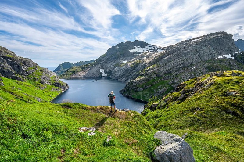 Mountaineers on the hiking trail to Munkebu hut, lake Fjerddalsvatnet and mountain landscape, Moskenesoya, Lofoten, Nordland, Norway, Europe